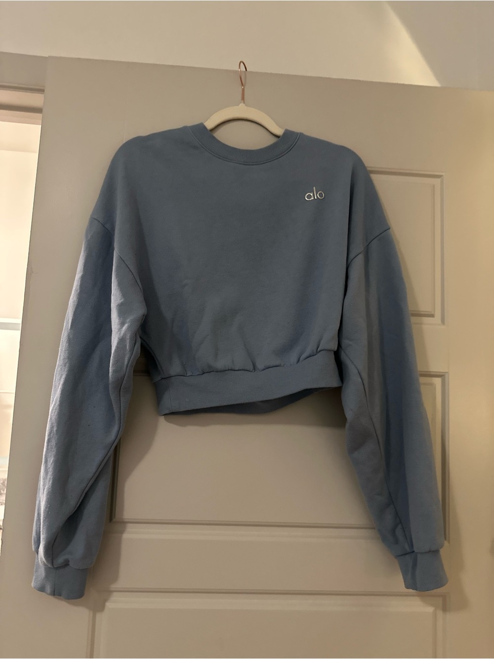 Alo Womens Cropped Accolade Crewneck Sweatshirt - Celestial Blue